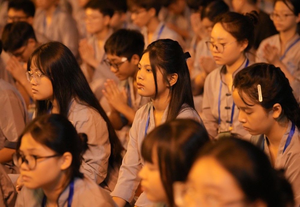 A group of people praying

AI-generated content may be incorrect.