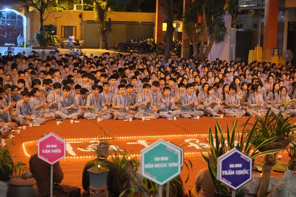 A group of people sitting on the ground

AI-generated content may be incorrect.
