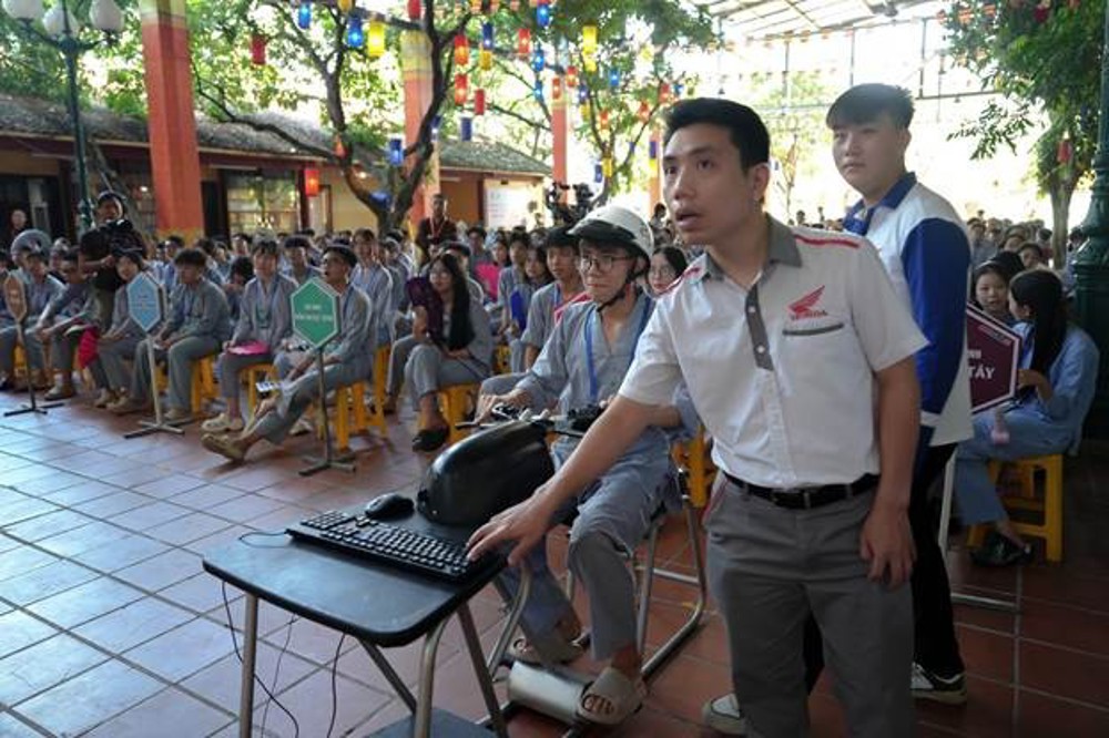 A person standing in front of a group of people

AI-generated content may be incorrect.