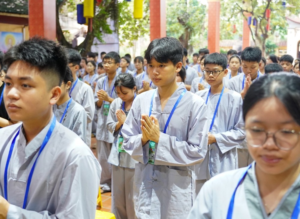 A group of people in white robes

AI-generated content may be incorrect.