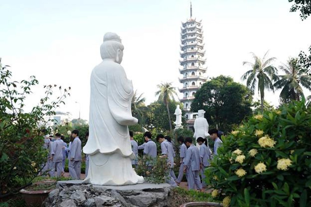 A group of people in uniform standing in front of a statue

AI-generated content may be incorrect.