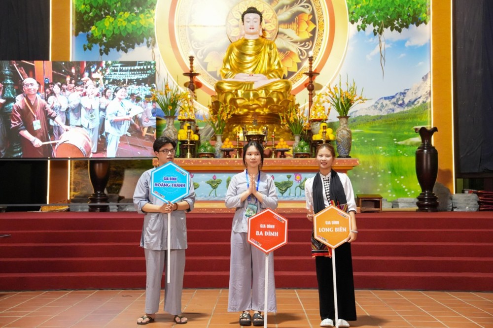 A group of people holding signs

AI-generated content may be incorrect.