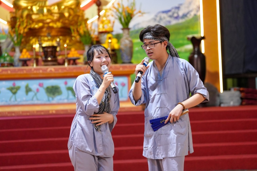 A person and person holding microphones

AI-generated content may be incorrect.