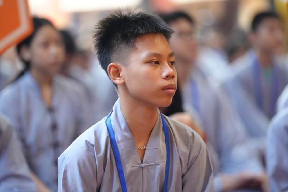 A young person wearing a grey shirt

AI-generated content may be incorrect.