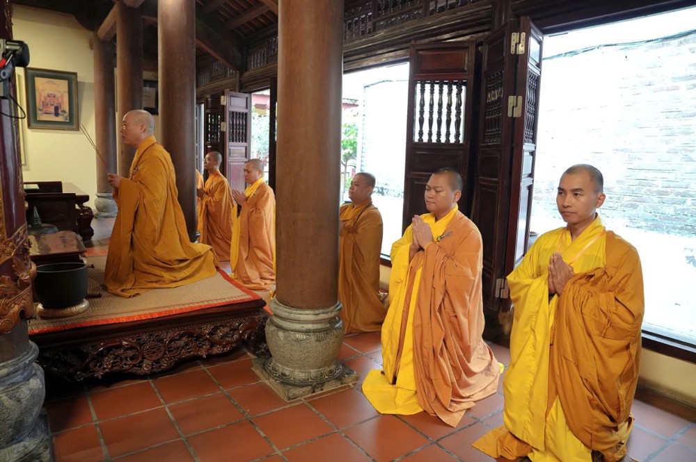 A group of people in robes

AI-generated content may be incorrect.