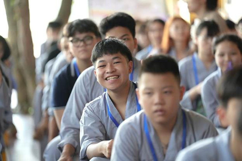 A group of young people sitting in a row

AI-generated content may be incorrect.