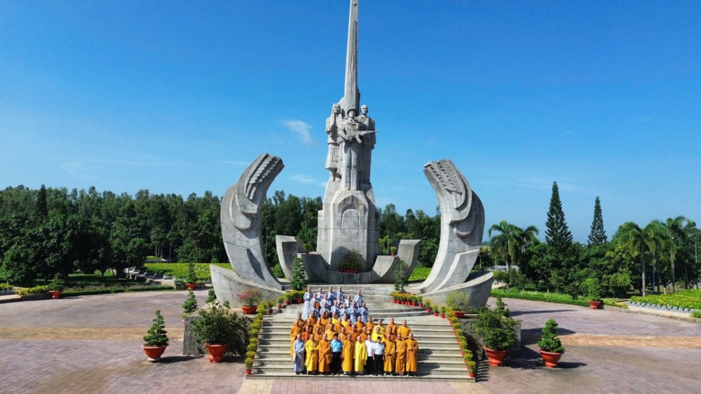 Đồng Tháp: Ban Trị sự GHPGVN tỉnh thăm viếng Nghĩa trang Liệt sĩ xã Tam Nông và trao quà đến bà con chính sách, hộ khó khăn tại xã Phú Thọ