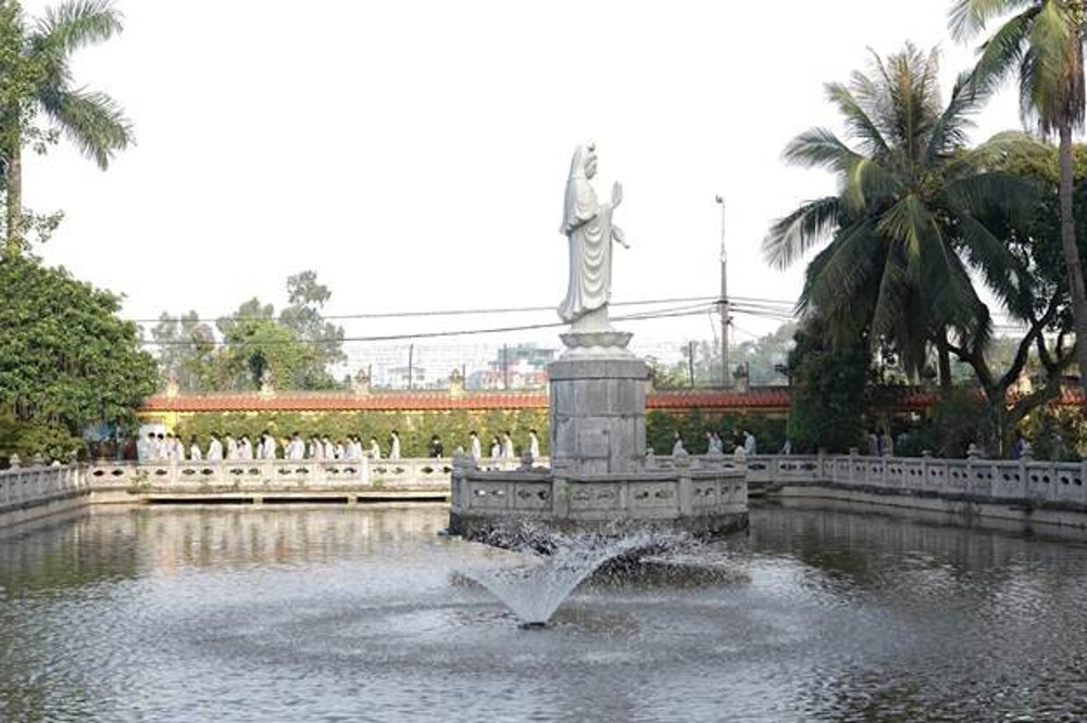A statue in a pond

AI-generated content may be incorrect.