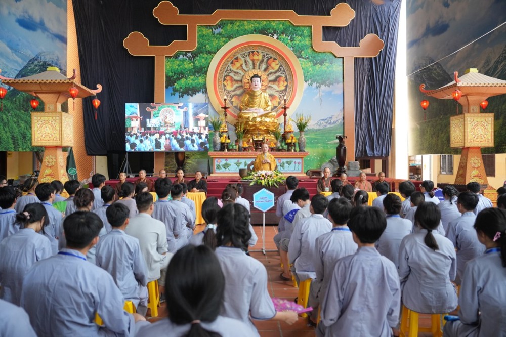 A group of people in a ceremony

AI-generated content may be incorrect.
