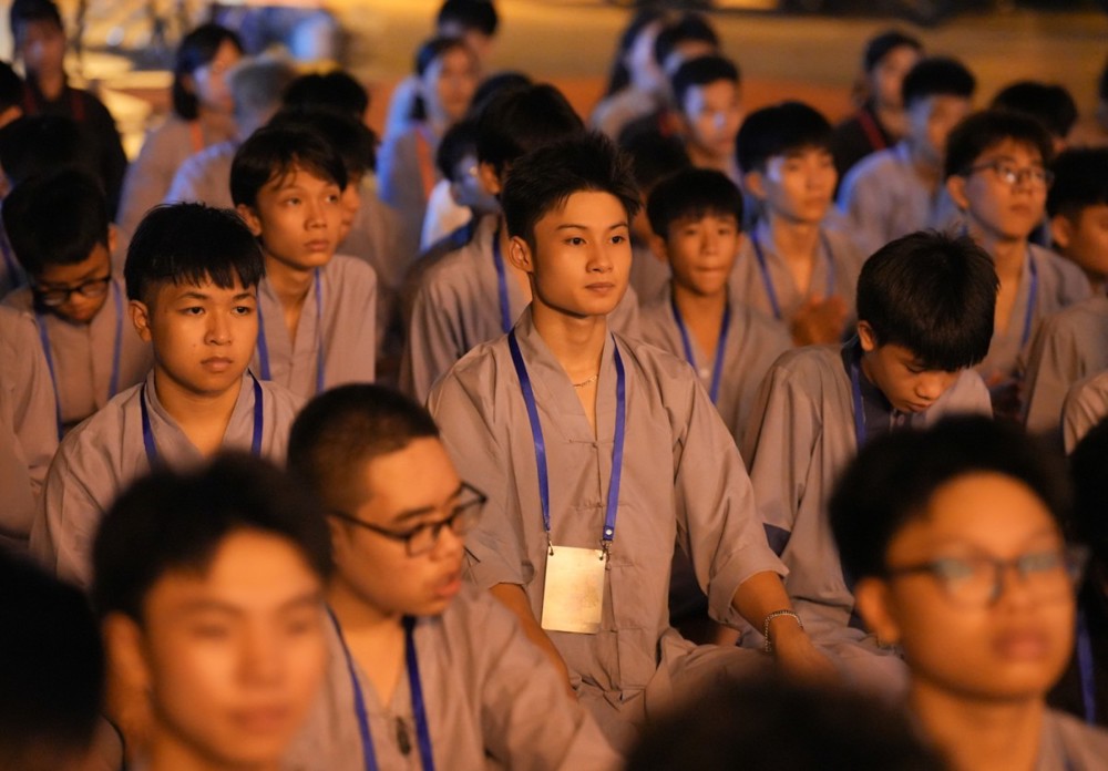 A group of people sitting in a room

AI-generated content may be incorrect.
