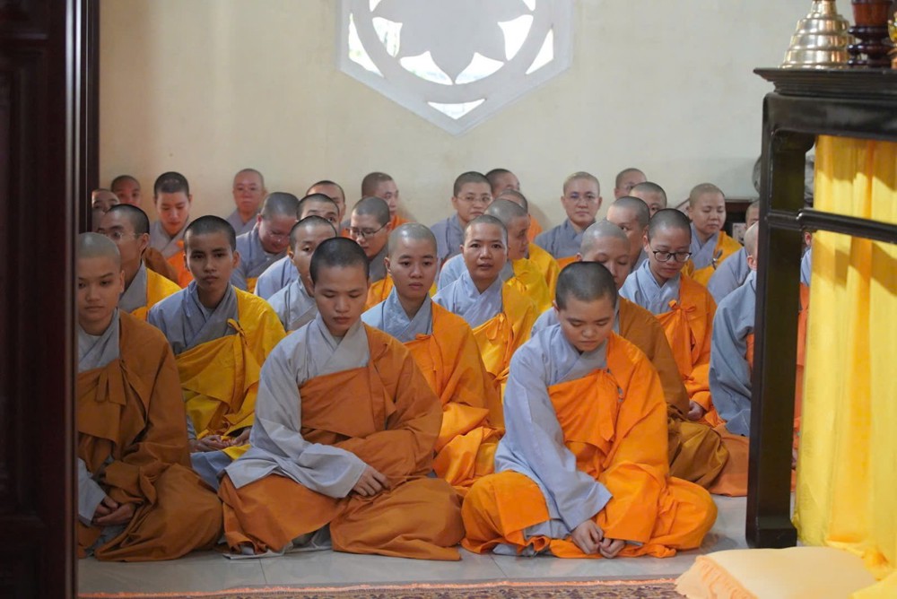 A group of people in robes

AI-generated content may be incorrect.