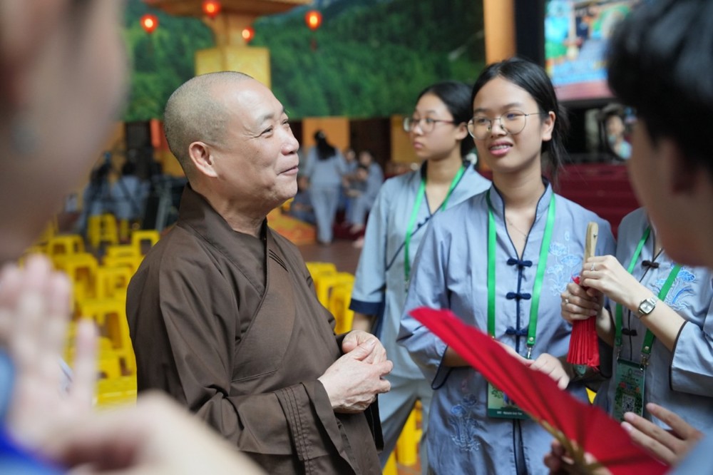 A person in a brown robe talking to a group of people

AI-generated content may be incorrect.
