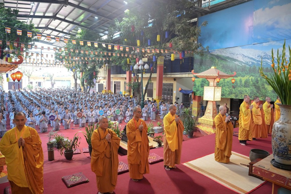 A group of people in orange robes

AI-generated content may be incorrect.