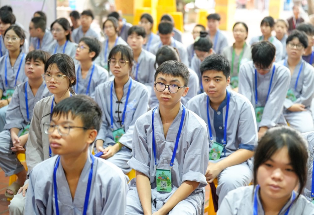 A group of people wearing matching outfits

AI-generated content may be incorrect.