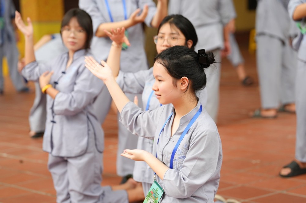 A group of people clapping

AI-generated content may be incorrect.