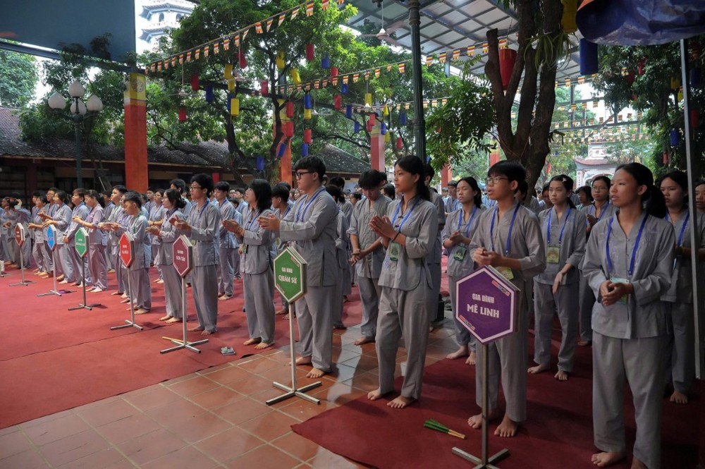 A group of people standing in a line

AI-generated content may be incorrect.