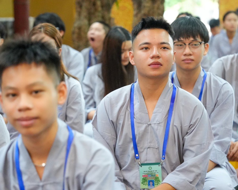 A group of people wearing matching outfits

AI-generated content may be incorrect.