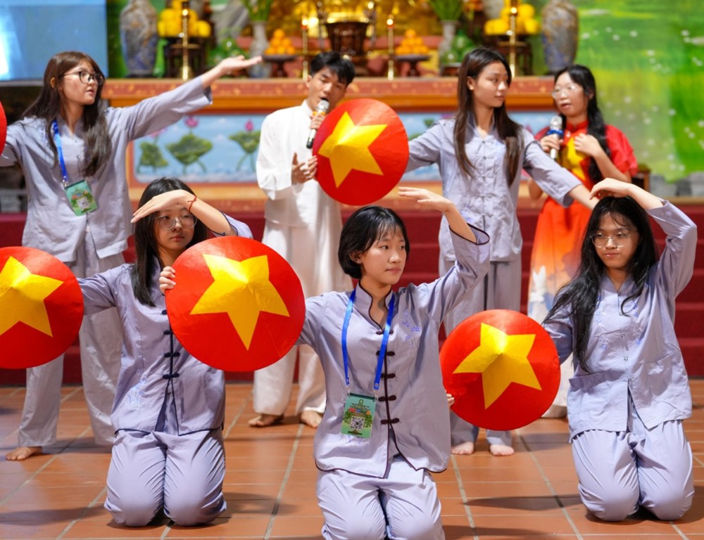 A group of people holding round objects

AI-generated content may be incorrect.