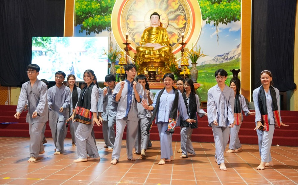 A group of people walking in a temple

AI-generated content may be incorrect.