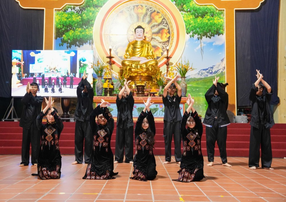 A group of people in black dresses

AI-generated content may be incorrect.