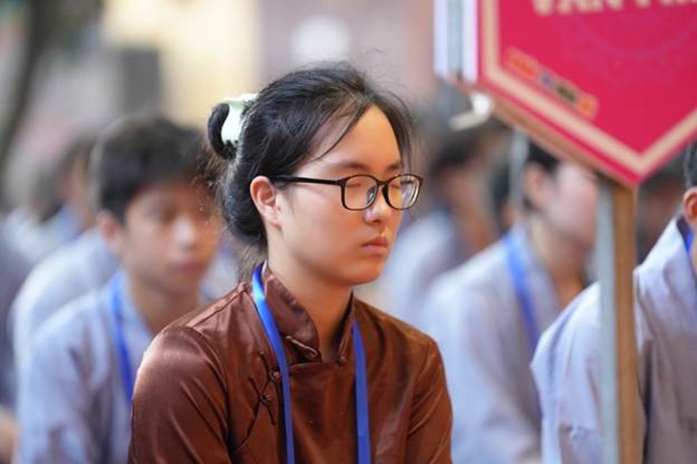 A person wearing glasses and a brown shirt

AI-generated content may be incorrect.