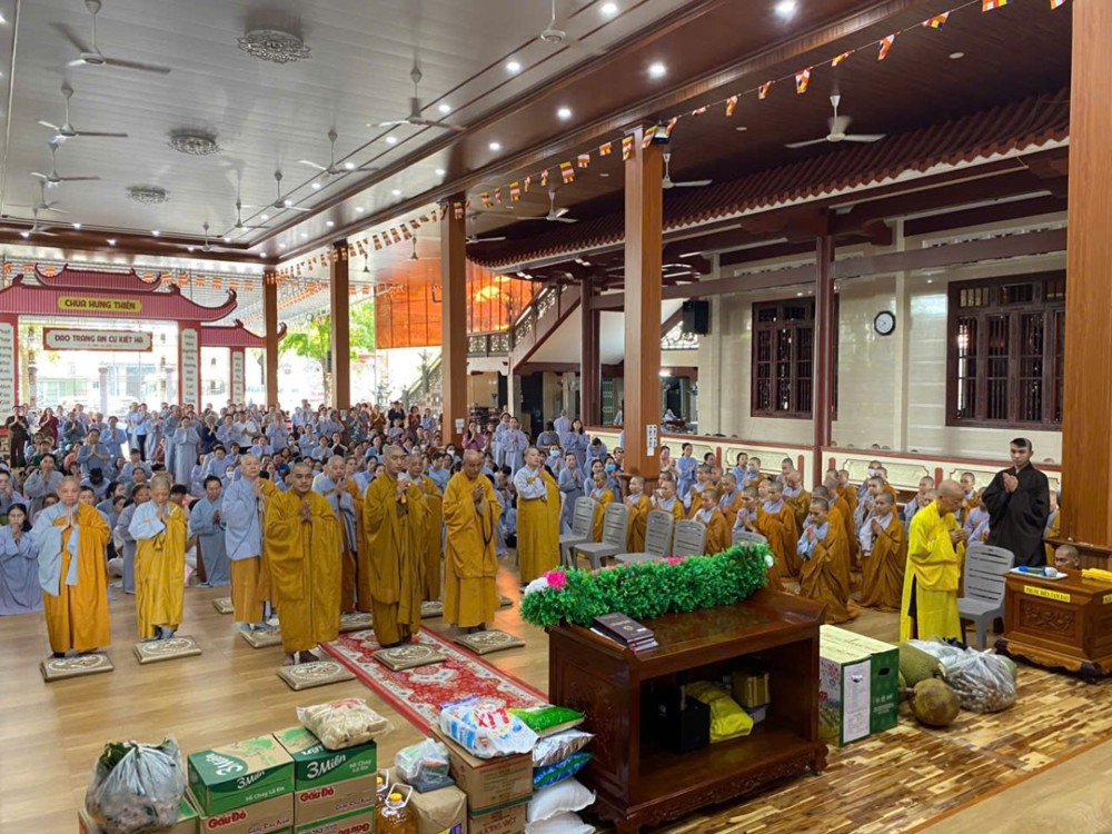 Phái đoàn Tăng Ni và Phật tử quận 7, TP.HCM thăm và vấn an các Trường hạ tỉnh Đồng Tháp