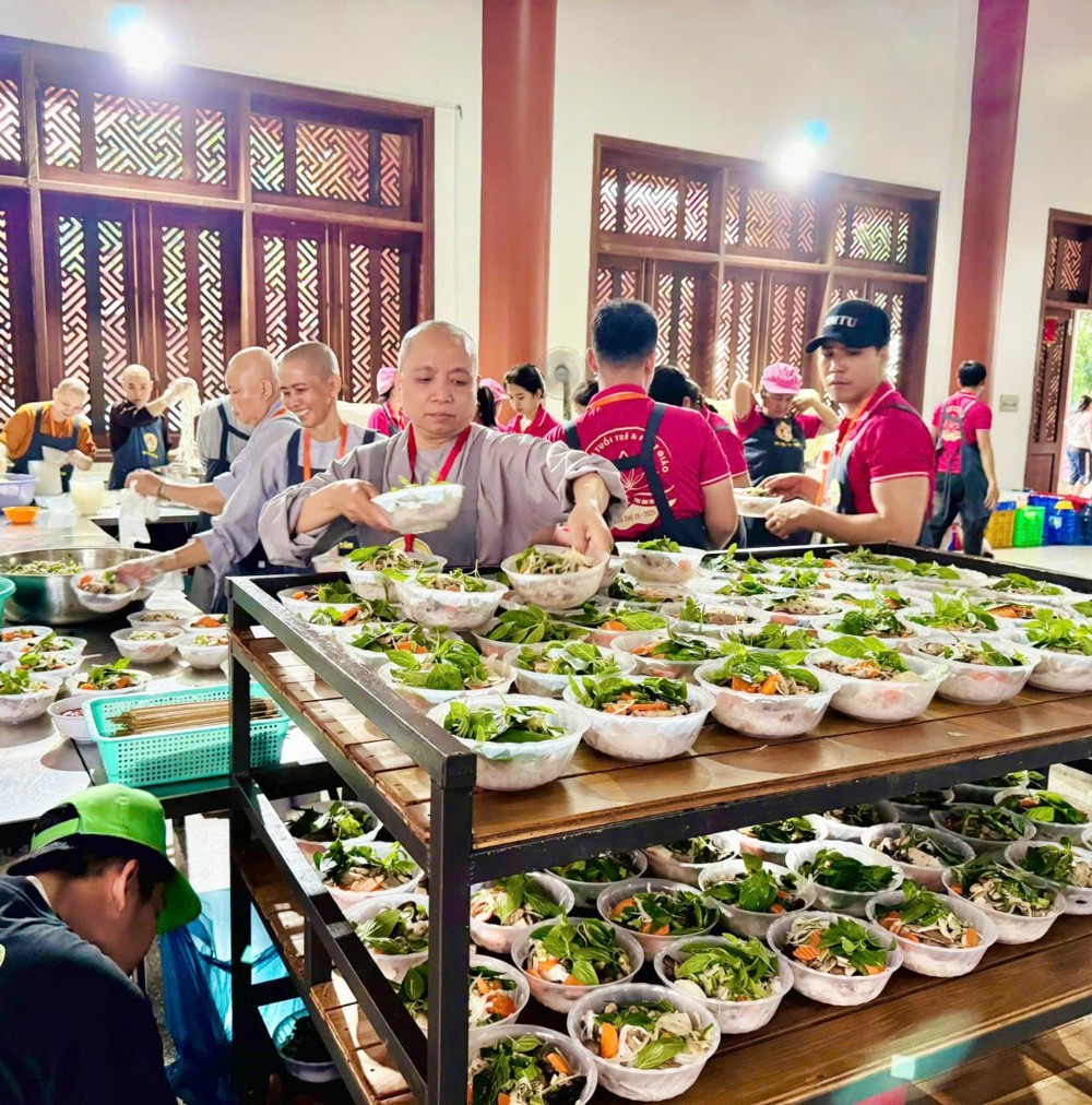 Tấm lòng dấn thân phụng sự của Ban Ẩm thực – Nguồn dinh dưỡng cho tinh thần và thể chất trại sinh