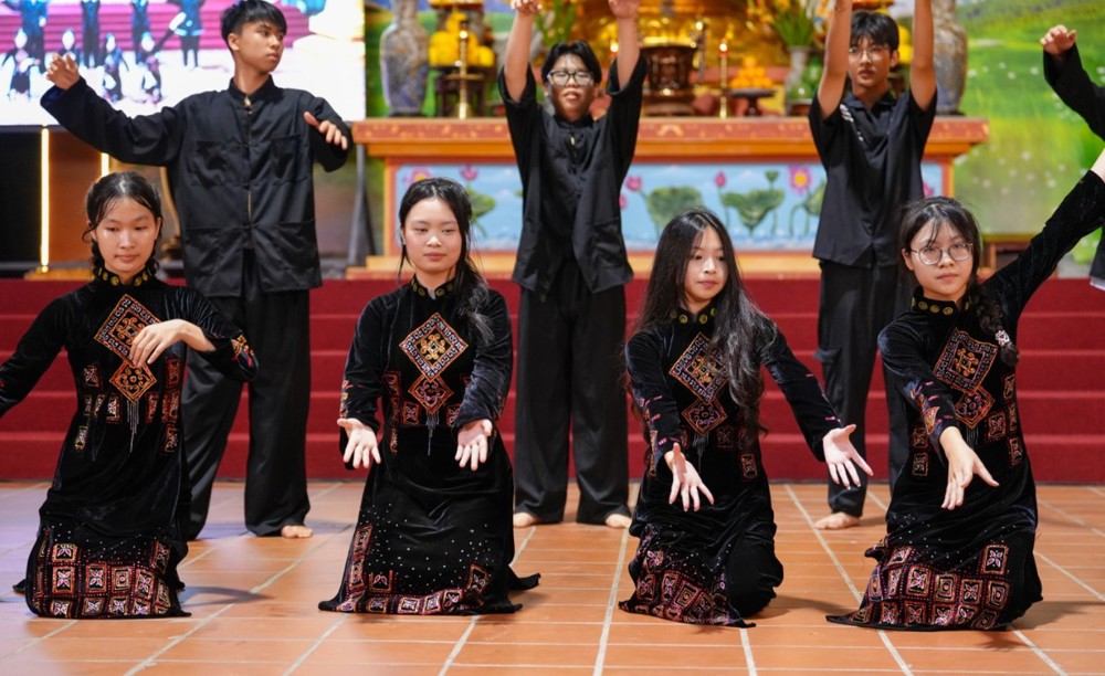 A group of people performing a dance

AI-generated content may be incorrect.