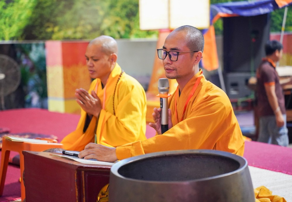 A group of men in yellow robes

AI-generated content may be incorrect.