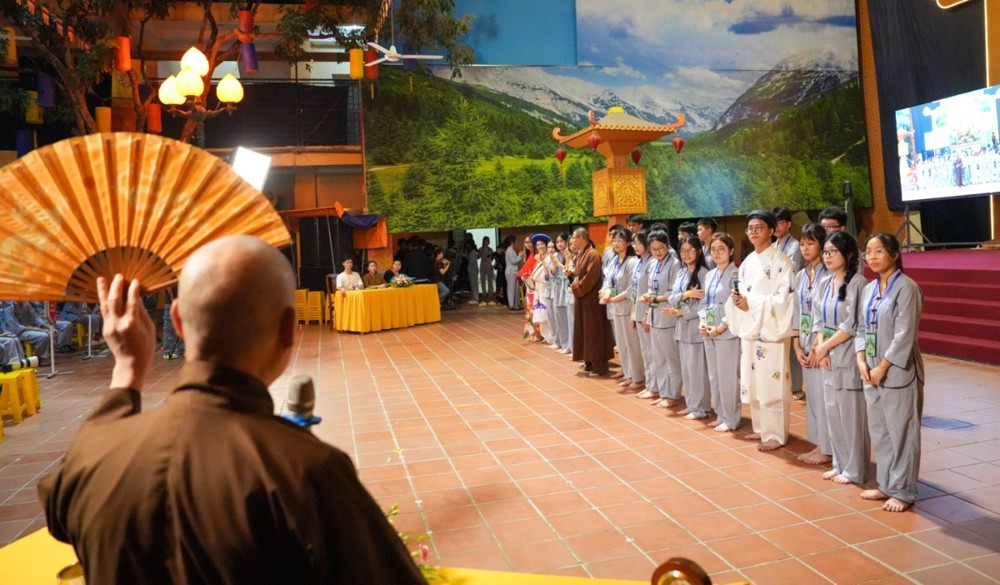 A group of people standing in a line

AI-generated content may be incorrect.