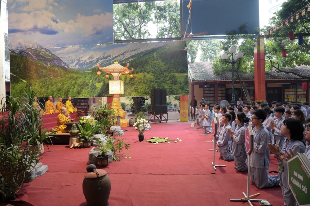 A group of people in a ceremony

AI-generated content may be incorrect.