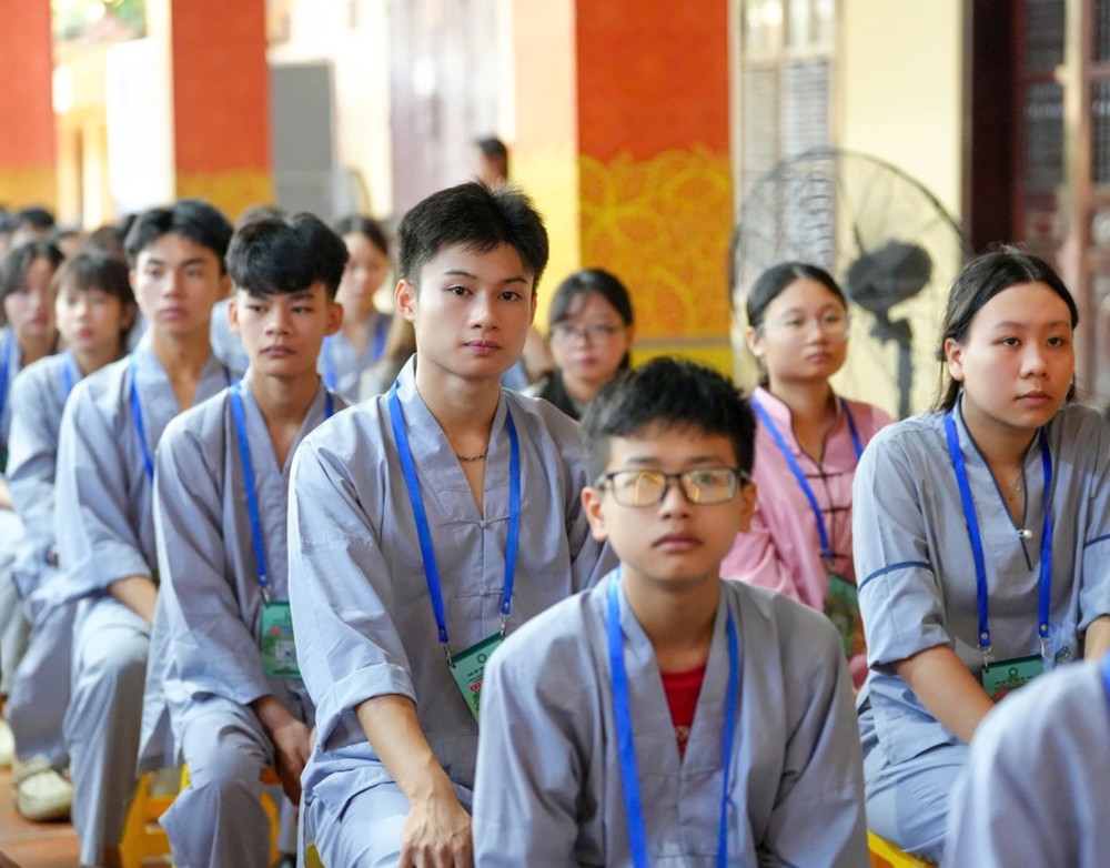 A group of people sitting in a room

AI-generated content may be incorrect.