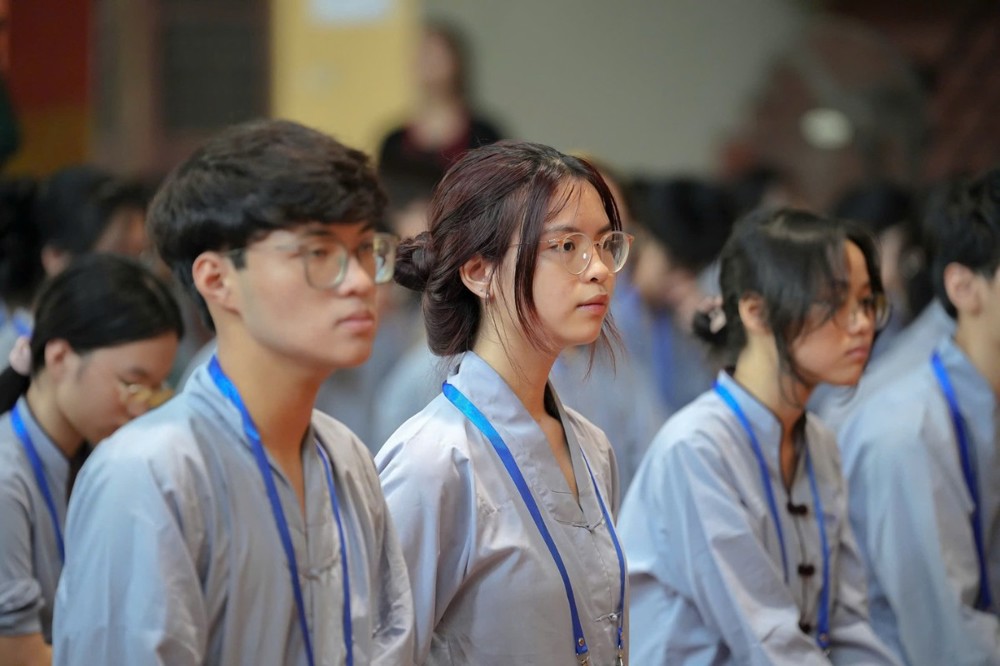 A group of people wearing lanyards

AI-generated content may be incorrect.
