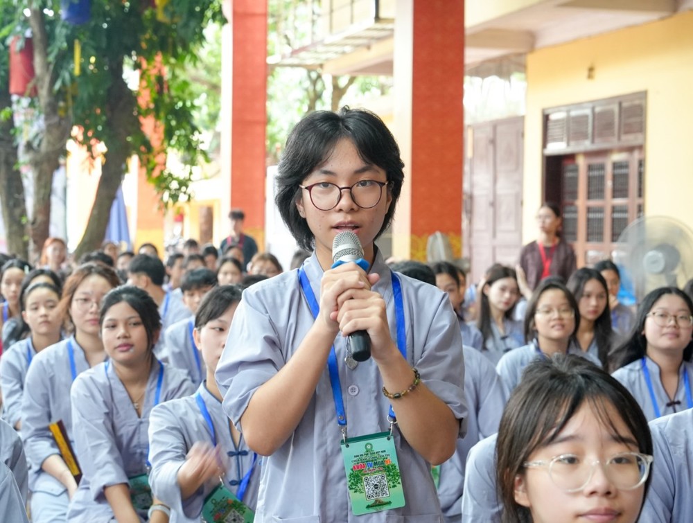 A group of people in a classroom

AI-generated content may be incorrect.