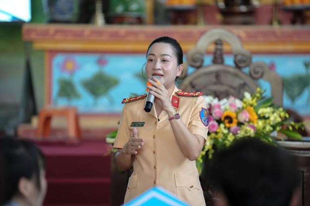A person in uniform speaking into a microphone

AI-generated content may be incorrect.