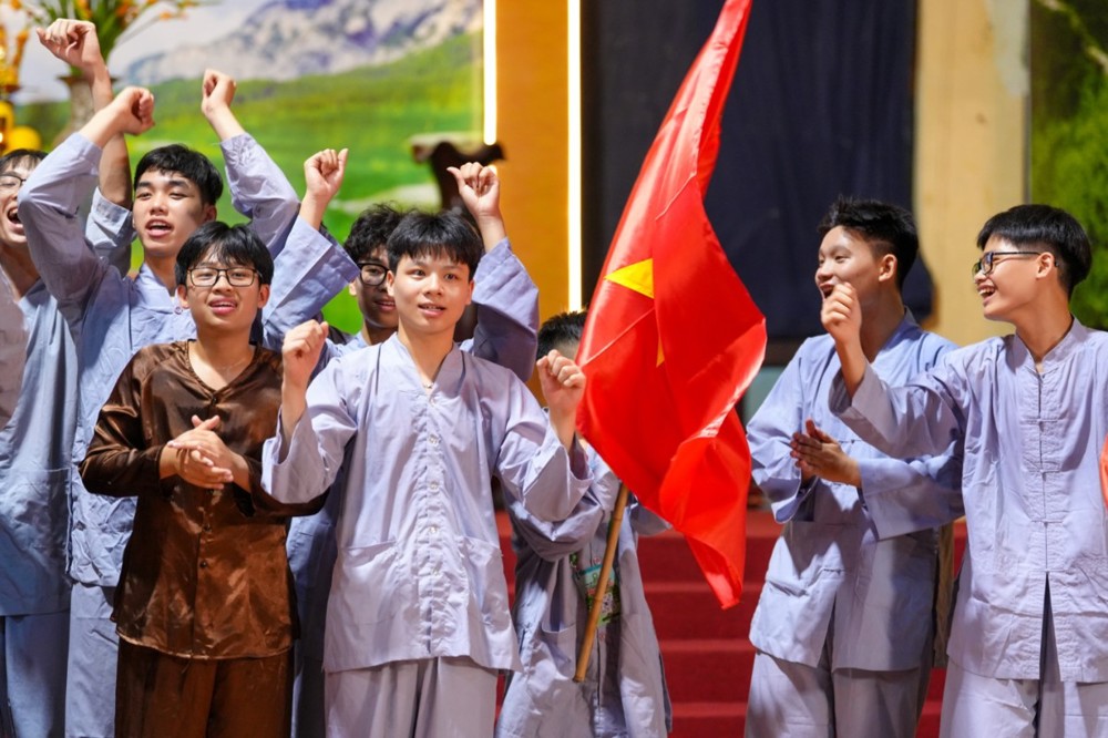 A group of people holding a flag

AI-generated content may be incorrect.