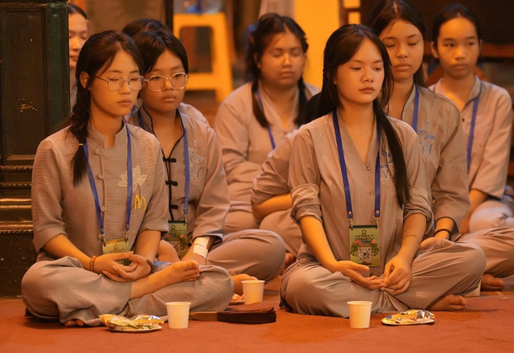A group of people sitting on the floor

AI-generated content may be incorrect.