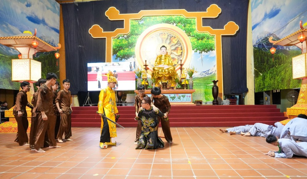 A group of people in clothing on a stage

AI-generated content may be incorrect.