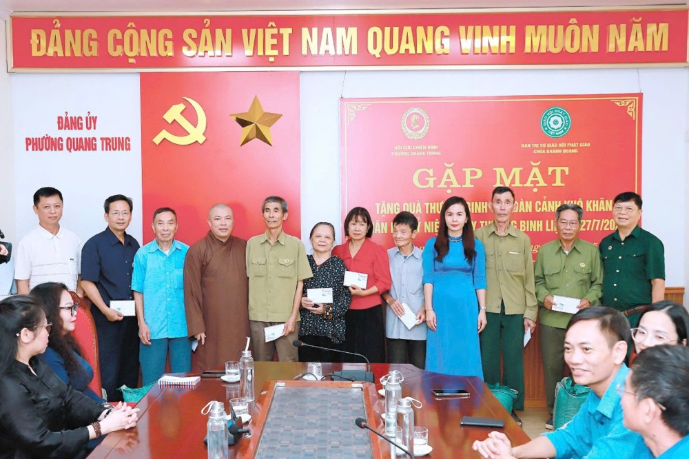 Thanh Hóa: Các chùa trên địa bàn phường Bỉm Sơn và Quang Trung tặng quà nhân ngày 27/7