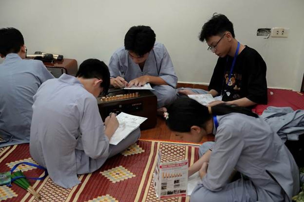 A group of people sitting on the floor

AI-generated content may be incorrect.