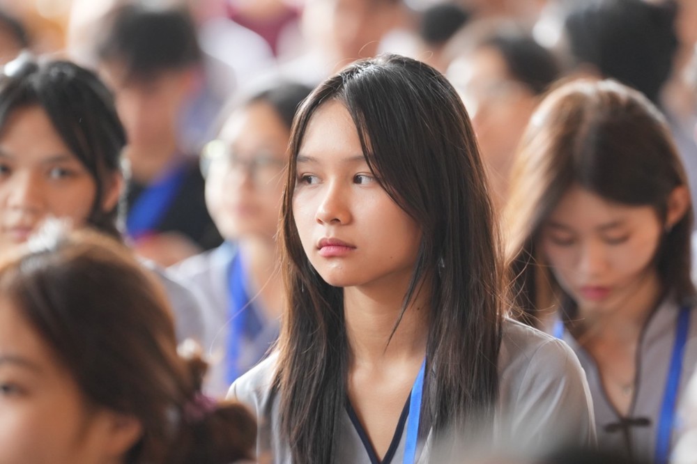 A person looking at a group of people

AI-generated content may be incorrect.