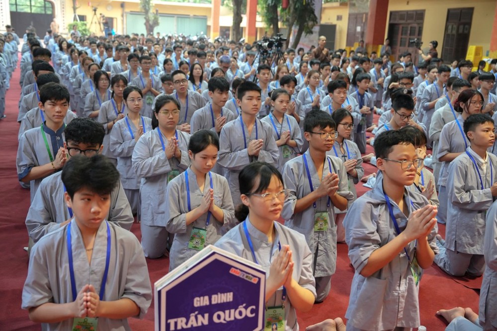 A group of people in a prayer pose

AI-generated content may be incorrect.