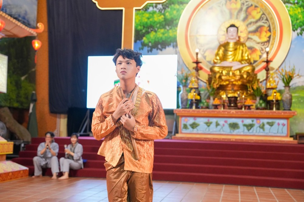 A person in a gold suit

AI-generated content may be incorrect.