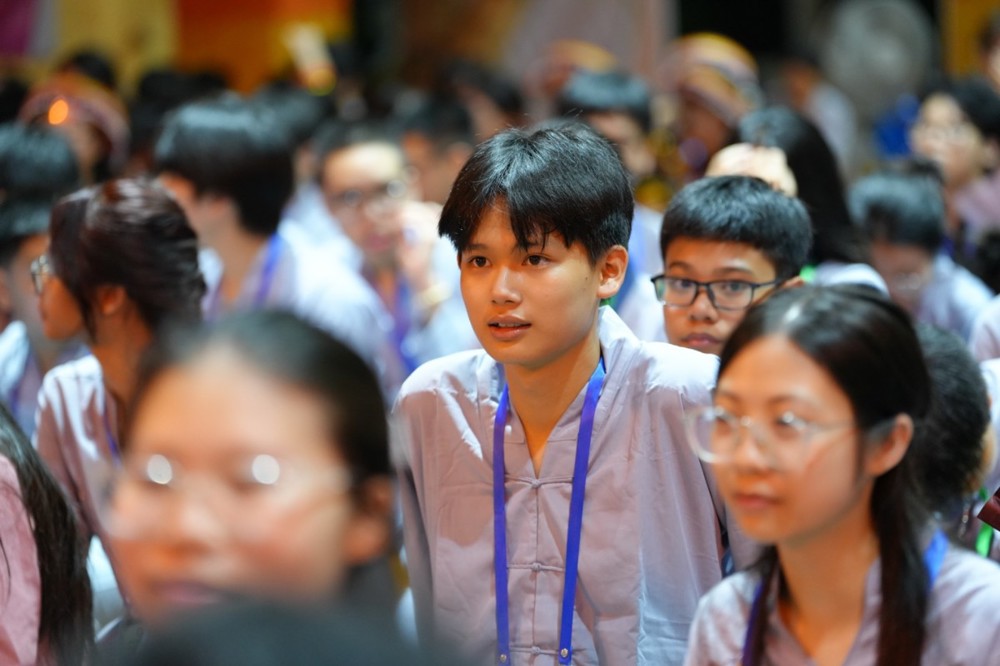 A group of people in a crowd

AI-generated content may be incorrect.