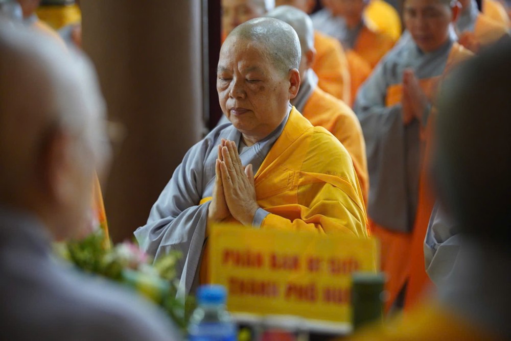 A group of people praying

AI-generated content may be incorrect.