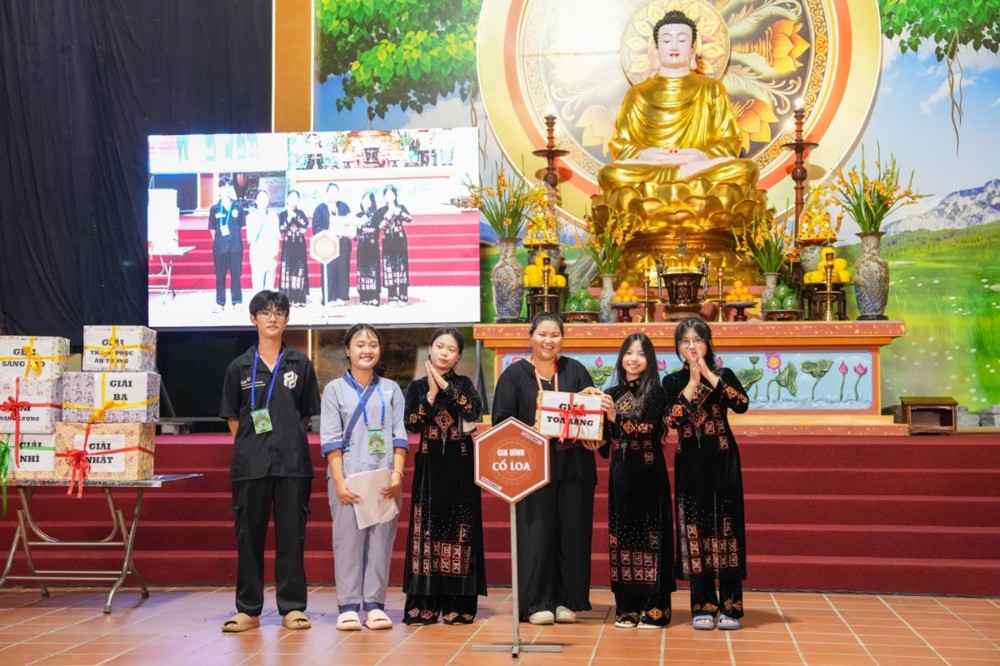 A group of people standing in front of a gold statue

AI-generated content may be incorrect.