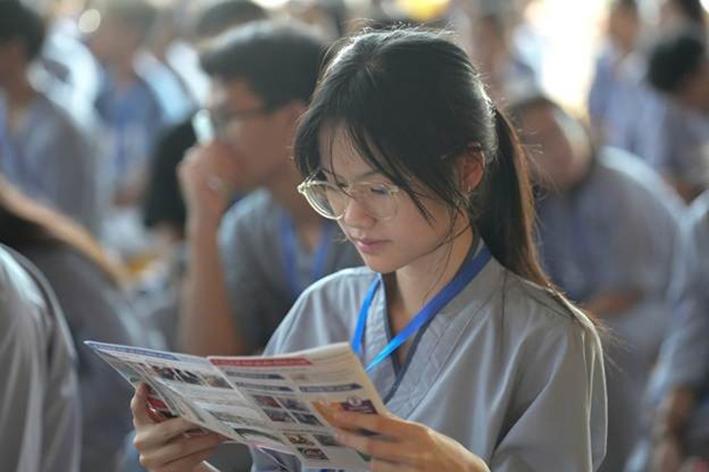 A person reading a magazine

AI-generated content may be incorrect.