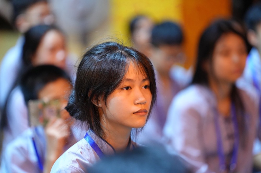 A person looking to the side

AI-generated content may be incorrect.