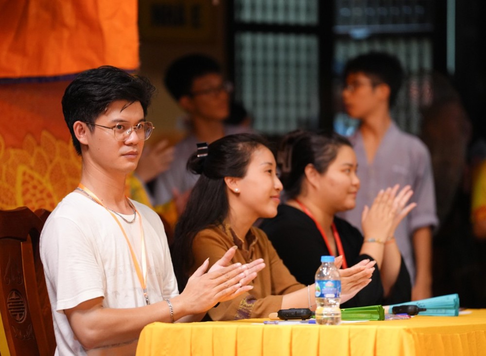 A group of people clapping at a table

AI-generated content may be incorrect.