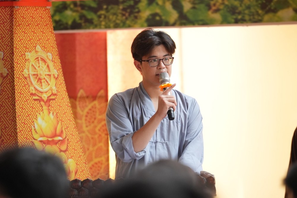 A person speaking into a microphone

AI-generated content may be incorrect.